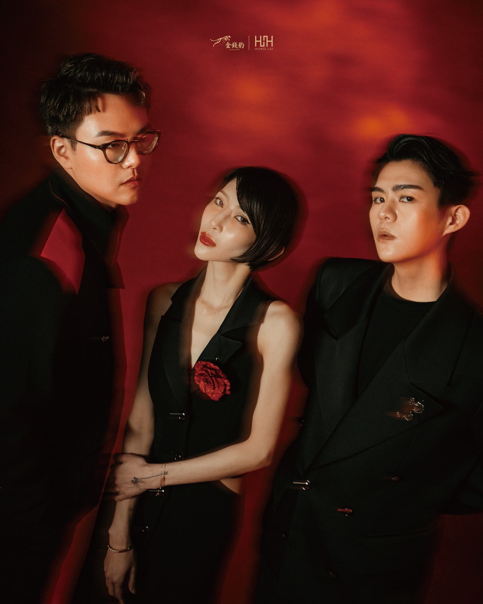 （左至右）HORSE LAI 執行長周冠伯 Mr. FUTURE、Sora、HORSE LAI 設計總監賴名浩於《緋影 Scarlet Shadow》聯名形象拍攝現場合影，黑紅視覺語彙呼應本次與金錢豹跨界合作的時尚主題。